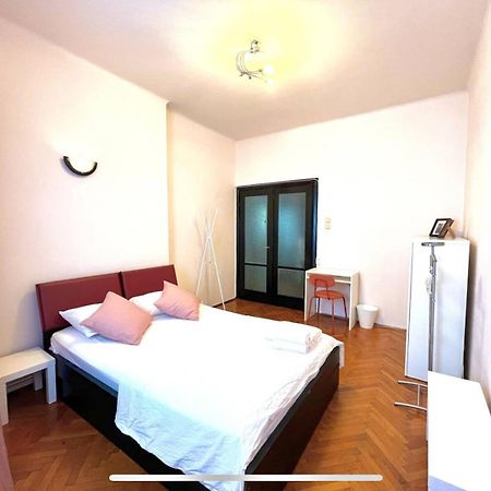 Downtown Unirii Square Private Economy Rooms With Shared Amenities بوخارست المظهر الخارجي الصورة