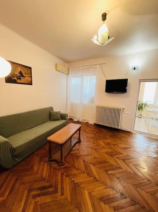 Downtown Unirii Square Private Economy Rooms With Shared Amenities بوخارست المظهر الخارجي الصورة