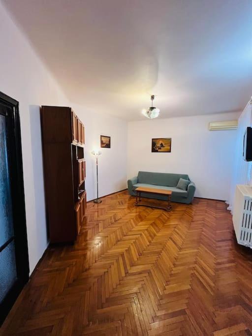 Downtown Unirii Square Private Economy Rooms With Shared Amenities بوخارست المظهر الخارجي الصورة