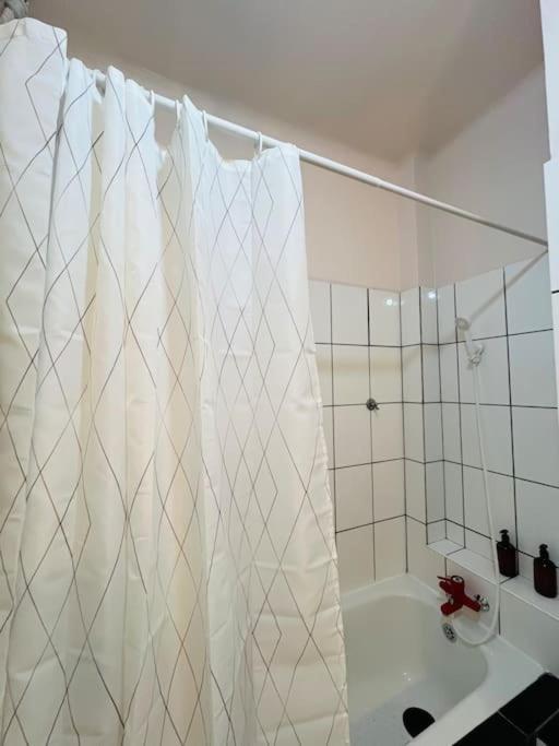 Downtown Unirii Square Private Economy Rooms With Shared Amenities بوخارست المظهر الخارجي الصورة