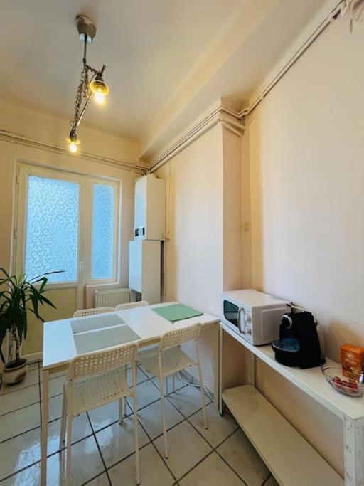 Downtown Unirii Square Private Economy Rooms With Shared Amenities بوخارست المظهر الخارجي الصورة