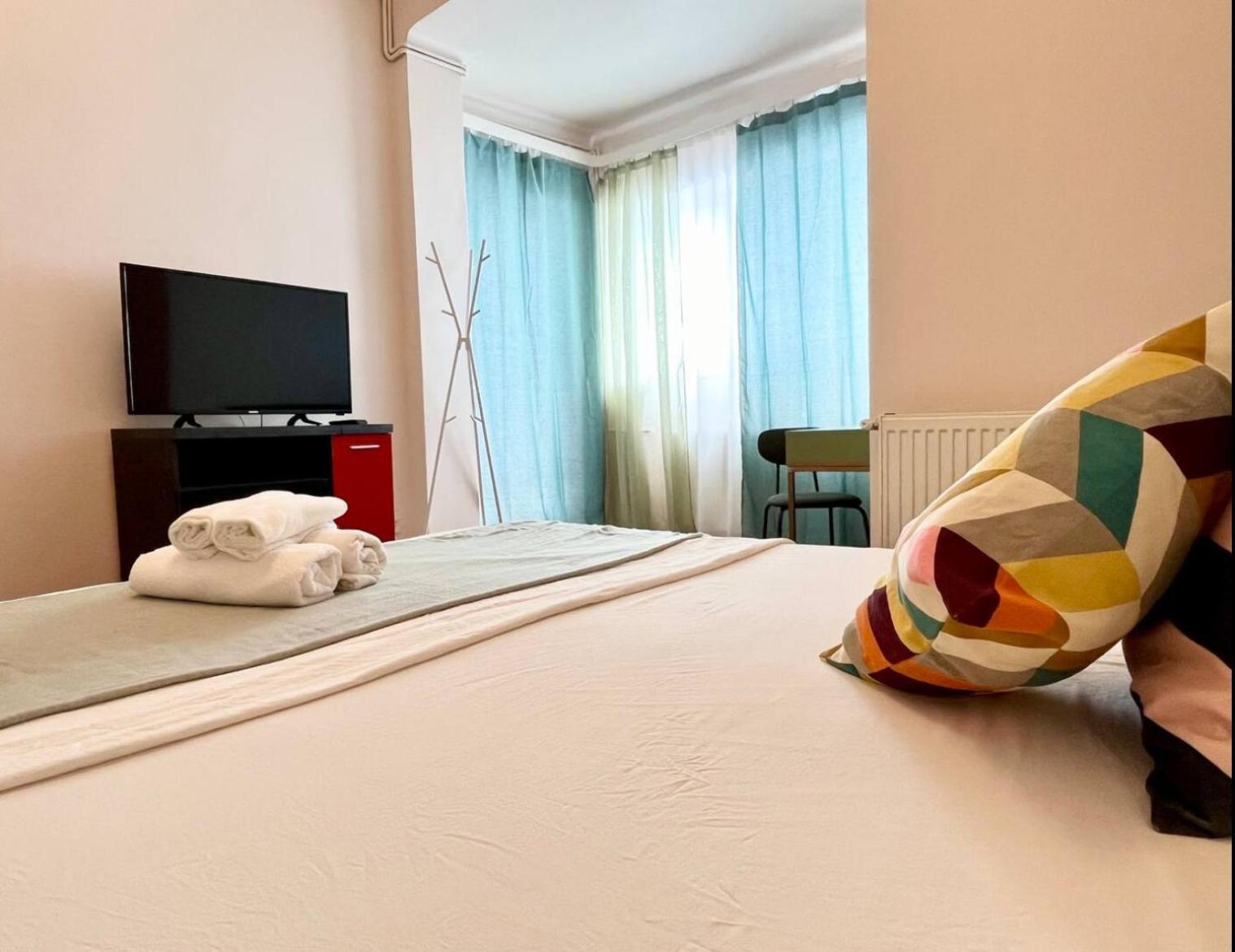 Downtown Unirii Square Private Economy Rooms With Shared Amenities بوخارست المظهر الخارجي الصورة