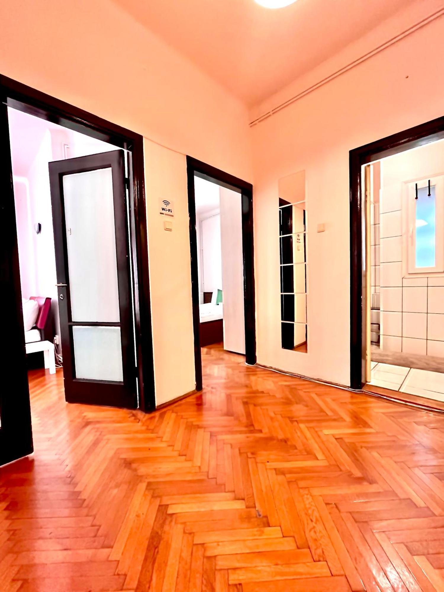 Downtown Unirii Square Private Economy Rooms With Shared Amenities بوخارست المظهر الخارجي الصورة