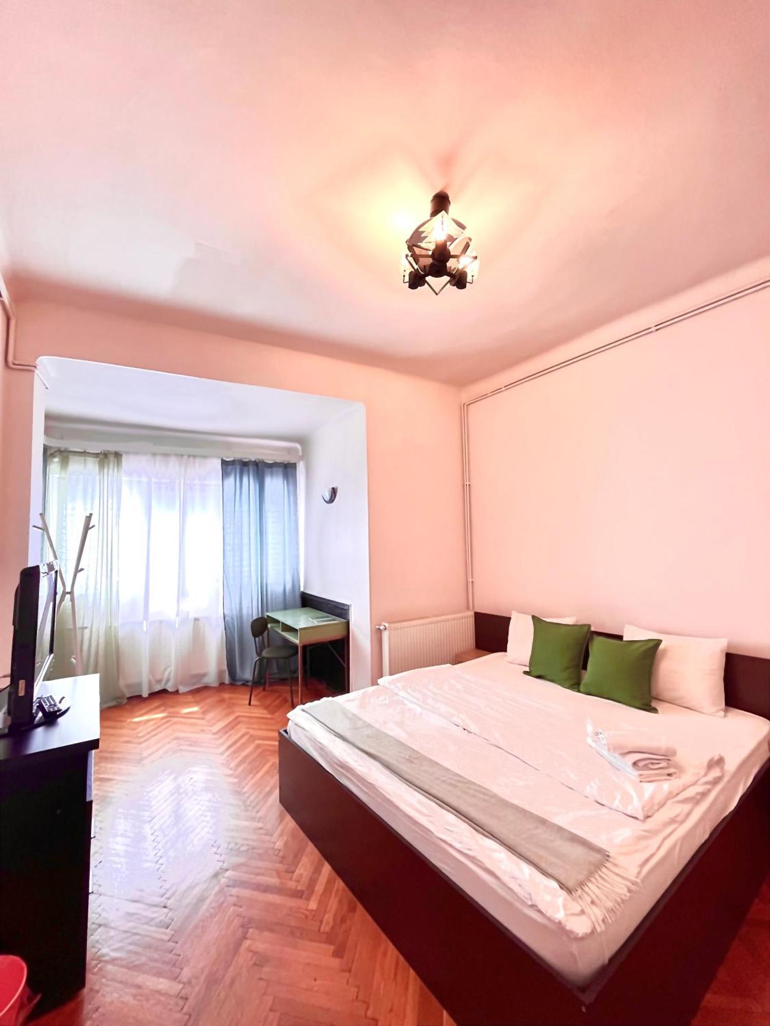 Downtown Unirii Square Private Economy Rooms With Shared Amenities بوخارست المظهر الخارجي الصورة