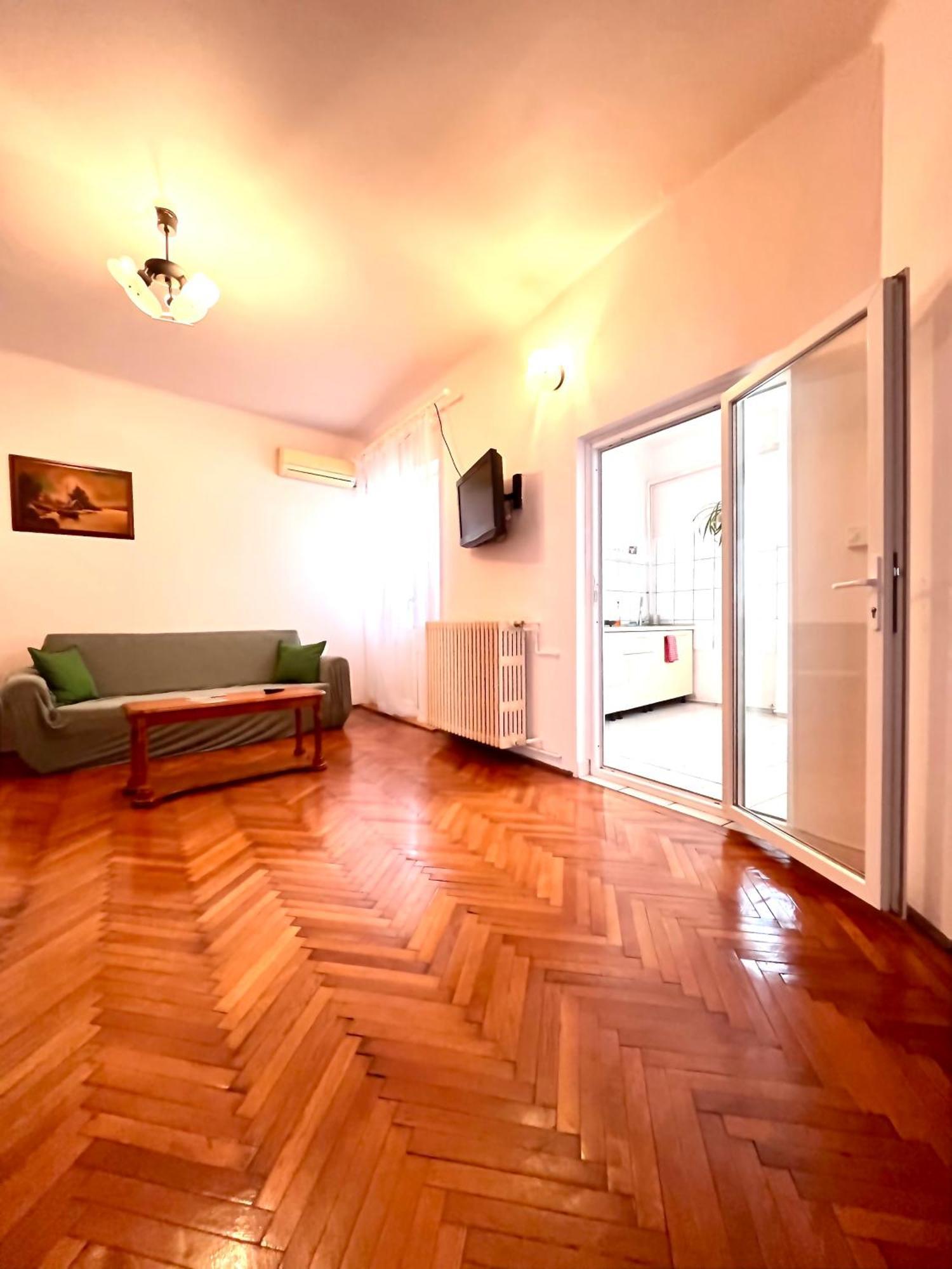 Downtown Unirii Square Private Economy Rooms With Shared Amenities بوخارست المظهر الخارجي الصورة